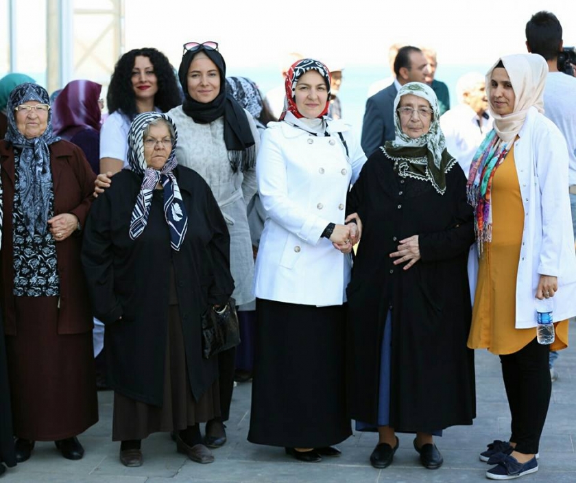 ÇOLAKBAYRAKDAR ÇİFTİ, YAŞLILARIN HAYIR DUASINI ALDI