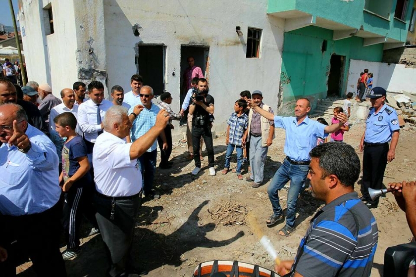 YENİ KOCASİNAN İÇİN YUNUS EMREDE GÜLE OYNAYA YIKIM TÖRENİ