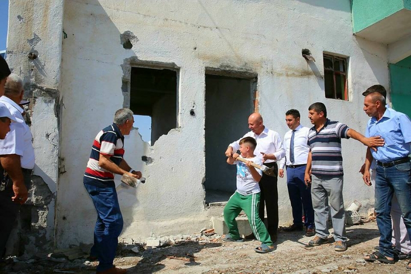 YENİ KOCASİNAN İÇİN YUNUS EMREDE GÜLE OYNAYA YIKIM TÖRENİ