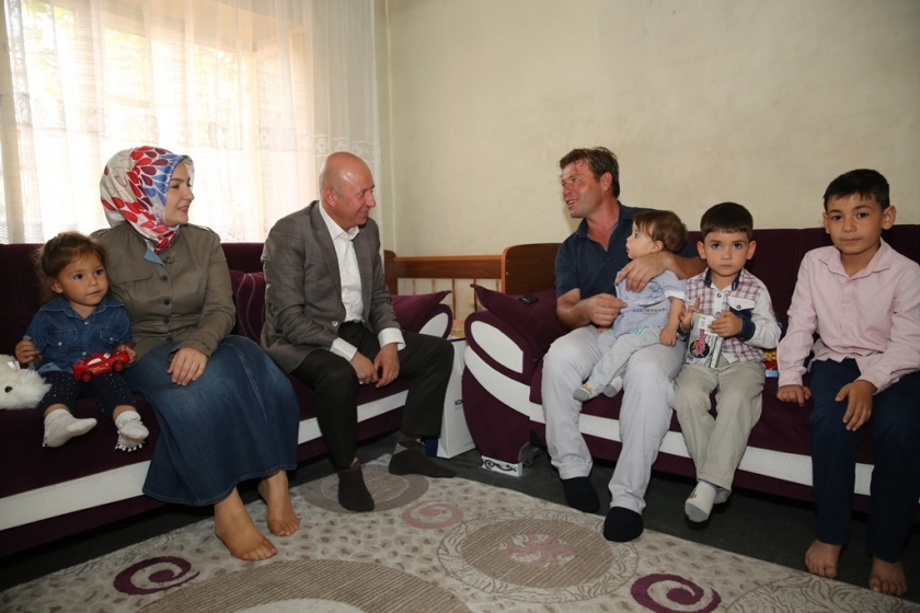 ÇOLAKBAYRAKDAR ÇİFTİNİN ÇAT KAPI ZİYARETİ