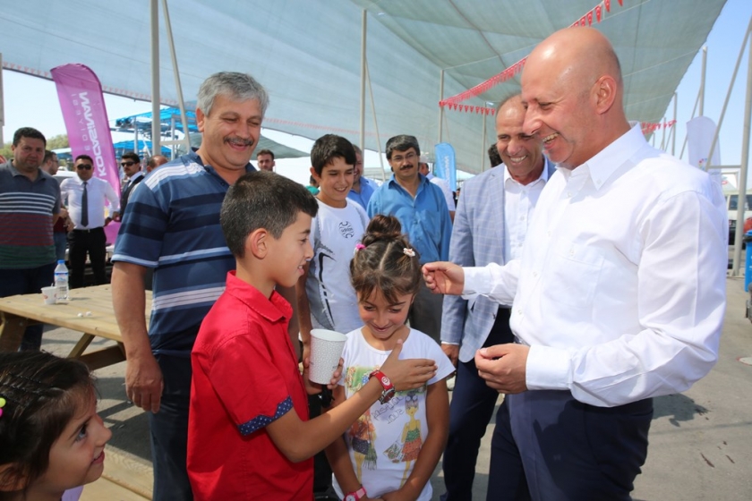 BAŞKAN ÇOLAKBAYRAKDAR OYMAAĞAÇDA VATANDAŞLARLA BAYRAMLAŞTI