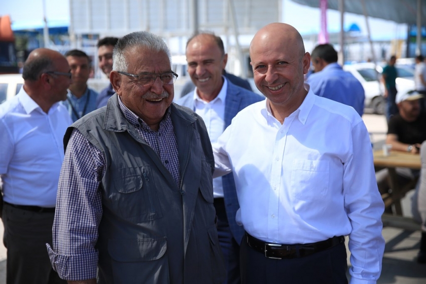 BAŞKAN ÇOLAKBAYRAKDAR OYMAAĞAÇDA VATANDAŞLARLA BAYRAMLAŞTI