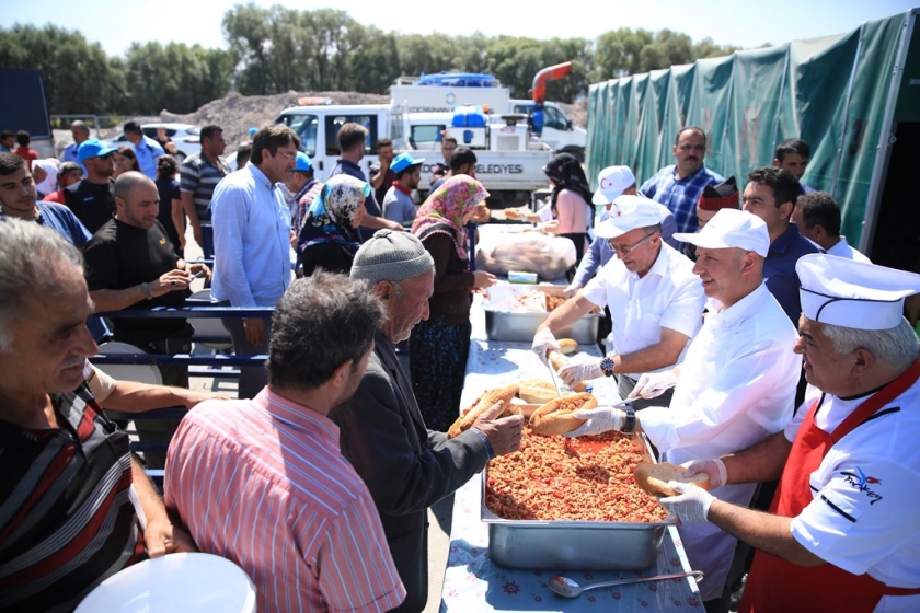 BAŞKAN ÇOLAKBAYRAKDAR OYMAAĞAÇDA VATANDAŞLARLA BAYRAMLAŞTI