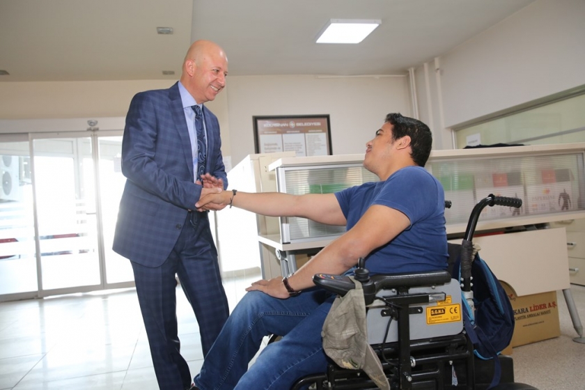 BAŞKAN ÇOLAKBAYRAKDAR PERSONELİ ODALARINDA ZİYARET ETTİ