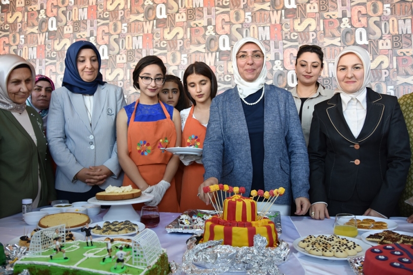 KOCASİNAN AKADEMİ YAZ KURSLARI FİNALİ BAKAN ÖZHASEKİYLE YAPILDI