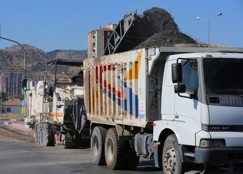 ZİYA GÖKALP’TE YOLLAR YENİLENİYOR