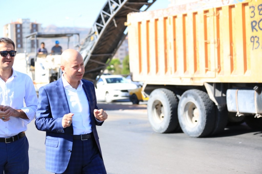ZİYA GÖKALP’TE YOLLAR YENİLENİYOR