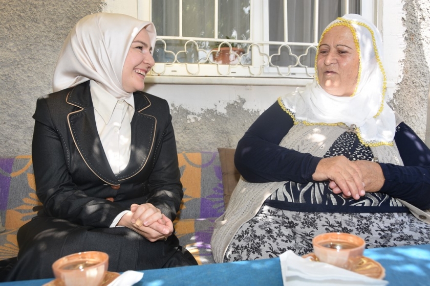 FATMA ÇOLAKBAYRAKDAR, EL ÖPTÜ GÖNÜL ALDI