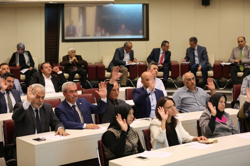 BAŞKAN ÇOLAKBAYRAKDAR, “ŞEHRİMİZE GÜZEL BİR GENÇLİK MERKEZİ KAZANDIRACAĞIZ”
