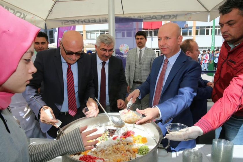 BAŞKAN ÇOLAKBAYRAKDAR ÖĞRENCİLERE AŞURE DAĞITTI