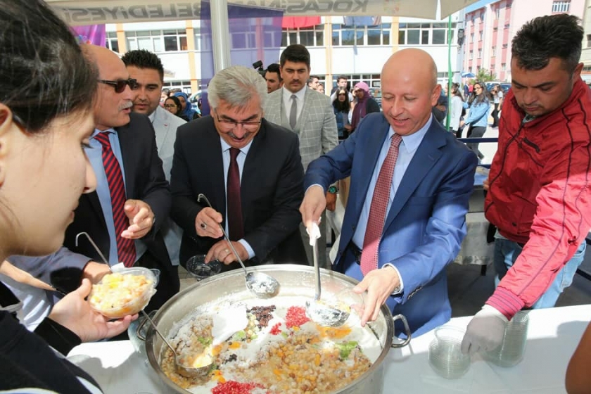 BAŞKAN ÇOLAKBAYRAKDAR ÖĞRENCİLERE AŞURE DAĞITTI