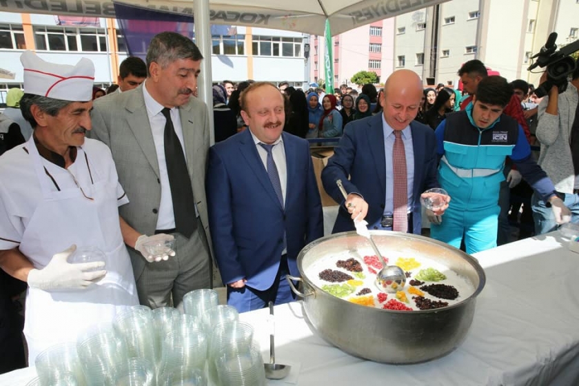 BAŞKAN ÇOLAKBAYRAKDAR ÖĞRENCİLERE AŞURE DAĞITTI