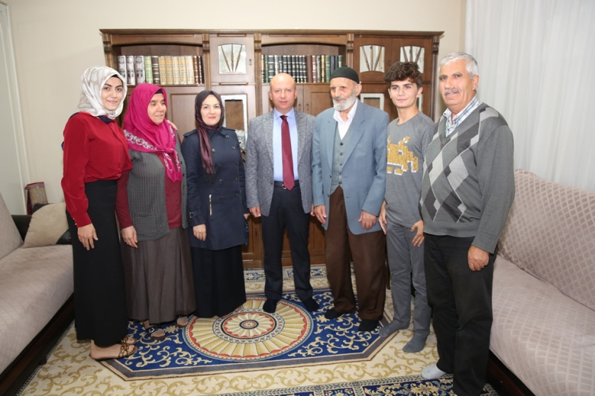 ÇOLAKBAYRAKDAR ÇİFTİ EV ZİYARETLERİNİ SÜRDÜRÜYOR