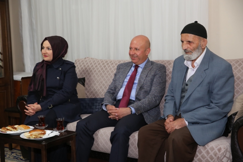 ÇOLAKBAYRAKDAR ÇİFTİ EV ZİYARETLERİNİ SÜRDÜRÜYOR