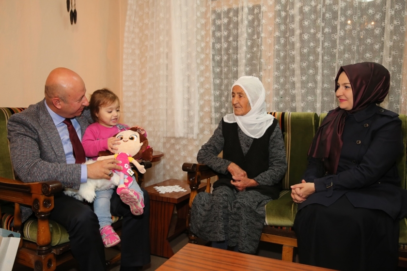 ÇOLAKBAYRAKDAR ÇİFTİ EV ZİYARETLERİNİ SÜRDÜRÜYOR