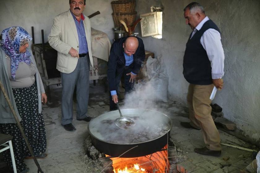 BAŞKAN ÇOLAKBAYRAKDAR ÜZÜM TOPLADI, PEKMEZ KAYNATTI