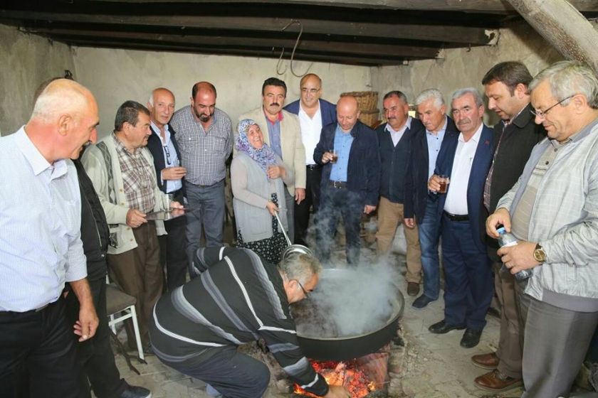 BAŞKAN ÇOLAKBAYRAKDAR ÜZÜM TOPLADI, PEKMEZ KAYNATTI