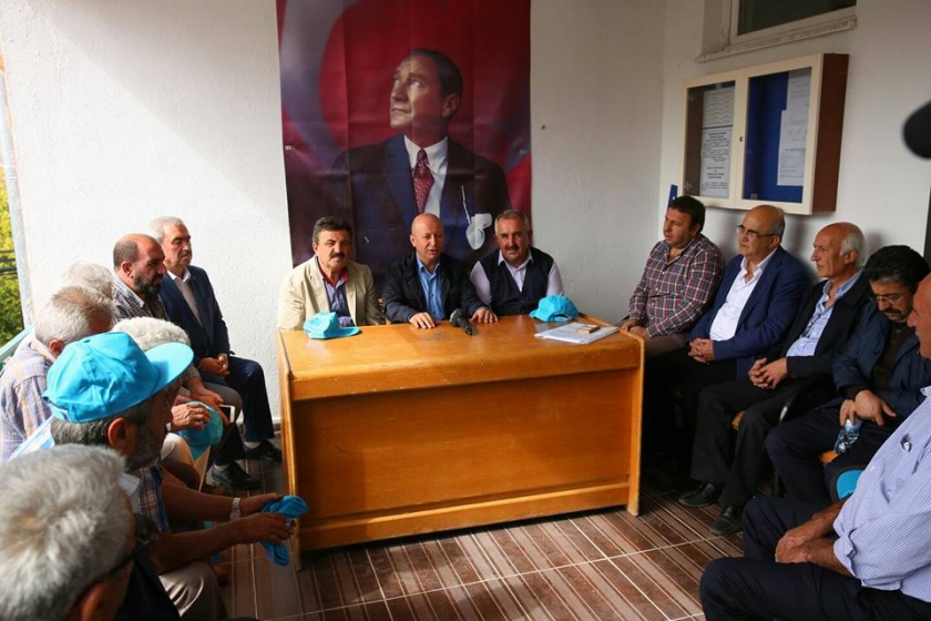 BAŞKAN ÇOLAKBAYRAKDAR ÜZÜM TOPLADI, PEKMEZ KAYNATTI