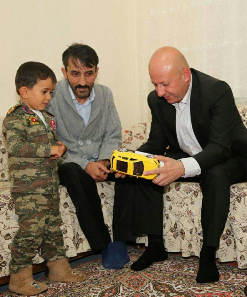 ÇOLAKBAYRAKDAR ÇİFTİNDEN ANLAMLI ZİYARET