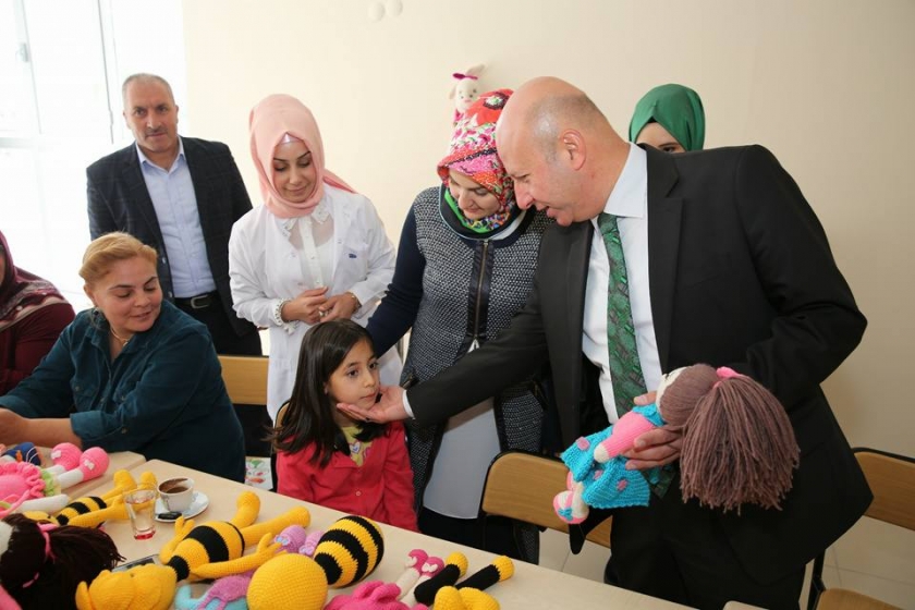ÇOLAKBAYRAKDAR ÇİFTİ, EL EMEĞİ GÖZ NURU ÜRÜNLERİ İNCELEDİ
