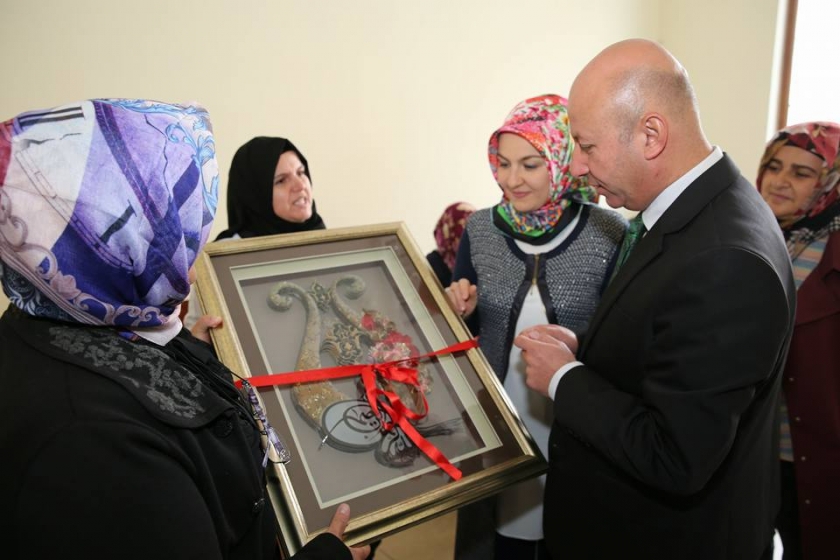 ÇOLAKBAYRAKDAR ÇİFTİ, EL EMEĞİ GÖZ NURU ÜRÜNLERİ İNCELEDİ