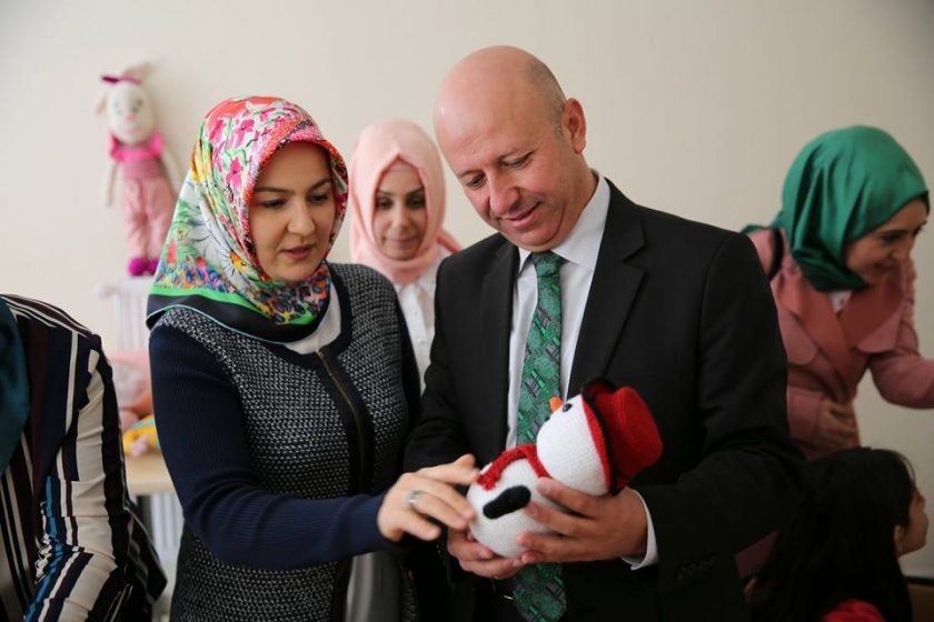ÇOLAKBAYRAKDAR ÇİFTİ, EL EMEĞİ GÖZ NURU ÜRÜNLERİ İNCELEDİ