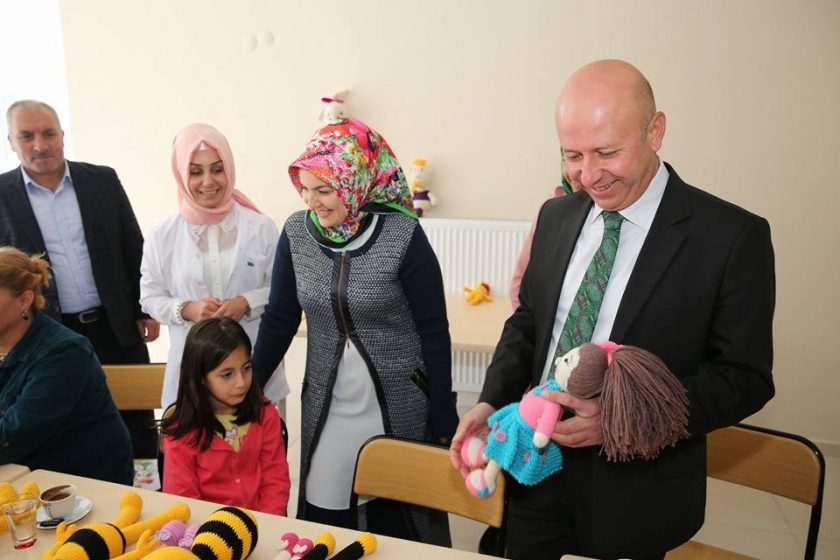 ÇOLAKBAYRAKDAR ÇİFTİ, EL EMEĞİ GÖZ NURU ÜRÜNLERİ İNCELEDİ