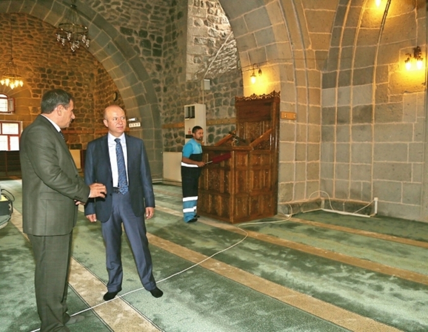 KOCASİNAN’IN CAMİ TEMİZLEME HİZMETİNE VATANDAŞTAN TAM NOT