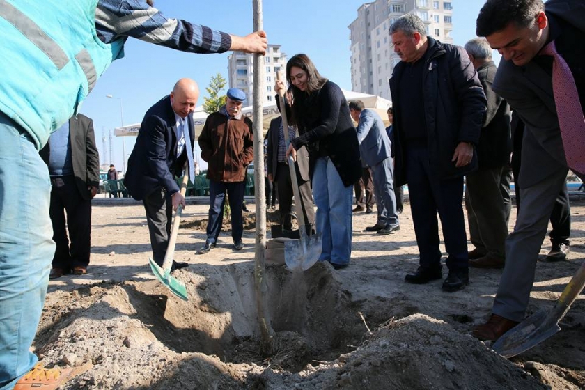 BAŞKAN ÇOLAKBAYRAKDAR, “KOCASİNAN’A 250 BİN METREKARE YEŞİL ALAN KAZANDIRDIK”