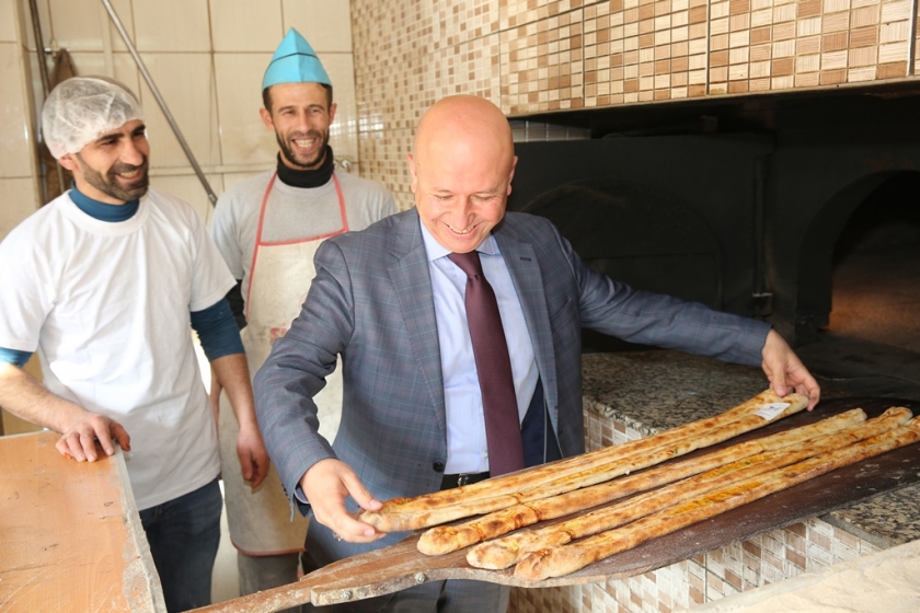 BAŞKAN ÇOLAKBAYRAKDAR’DAN FIRIN USTALIĞI