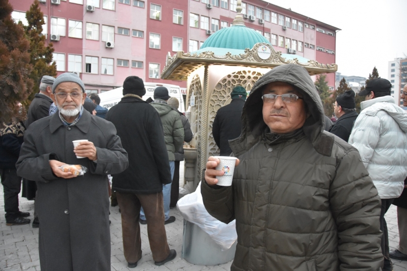 KOCASİNAN’IN İKRAMLARI YÜZLERİ GÜLDÜRÜYOR