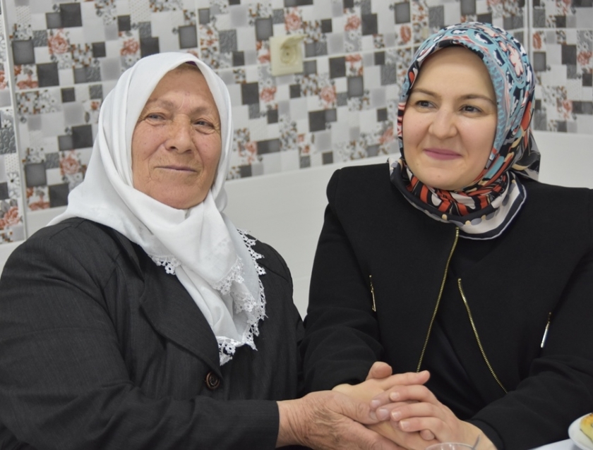 FATMA ÇOLAKBAYRAKDAR, KOCASİNANLI YAŞLILAR İÇİN KAHVE YAPTI