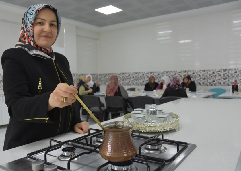 FATMA ÇOLAKBAYRAKDAR, KOCASİNANLI YAŞLILAR İÇİN KAHVE YAPTI