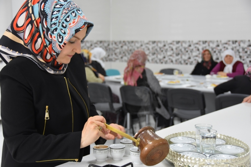 FATMA ÇOLAKBAYRAKDAR, KOCASİNANLI YAŞLILAR İÇİN KAHVE YAPTI