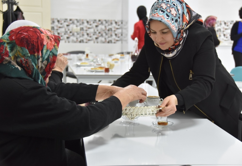 FATMA ÇOLAKBAYRAKDAR, KOCASİNANLI YAŞLILAR İÇİN KAHVE YAPTI