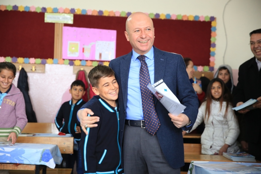 KOCASİNAN BELEDİYESİ ÇOCUKLARA KARNE HEDİYESİ OLARAK DERGİ DAĞITTI