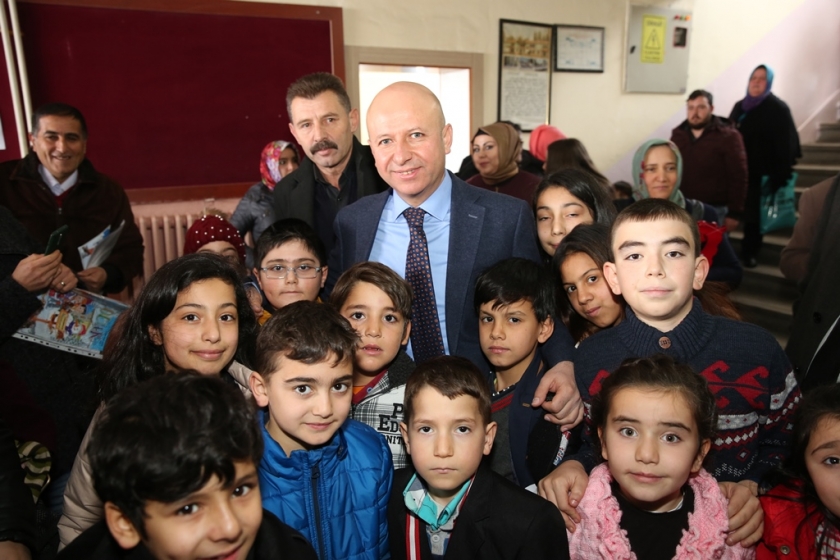 KOCASİNAN BELEDİYESİ ÇOCUKLARA KARNE HEDİYESİ OLARAK DERGİ DAĞITTI