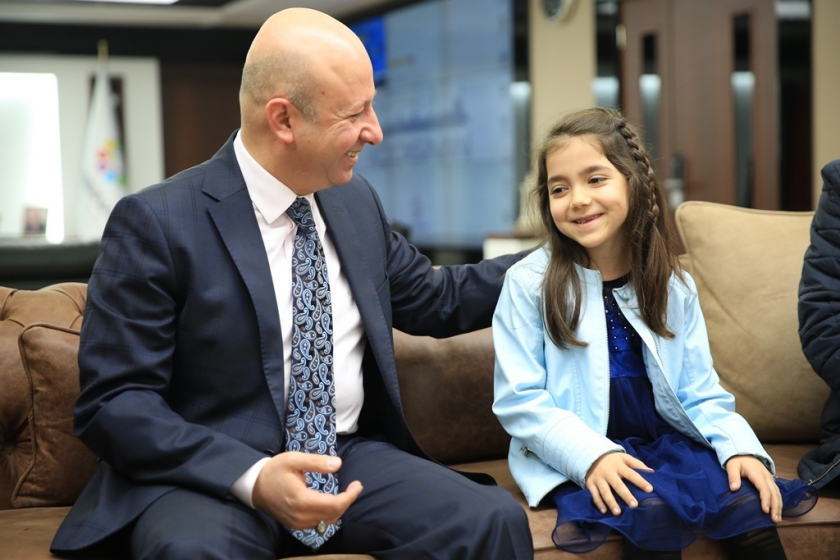 BAŞKAN ÇOLAKBAYRAKDAR, MİNİK SPORCUYLA SATRANÇ OYNADI