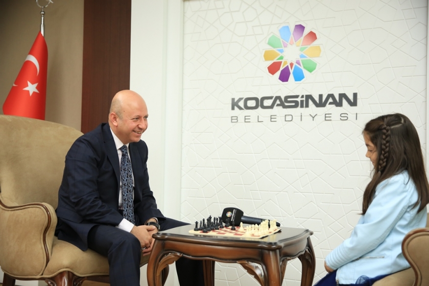 BAŞKAN ÇOLAKBAYRAKDAR, MİNİK SPORCUYLA SATRANÇ OYNADI
