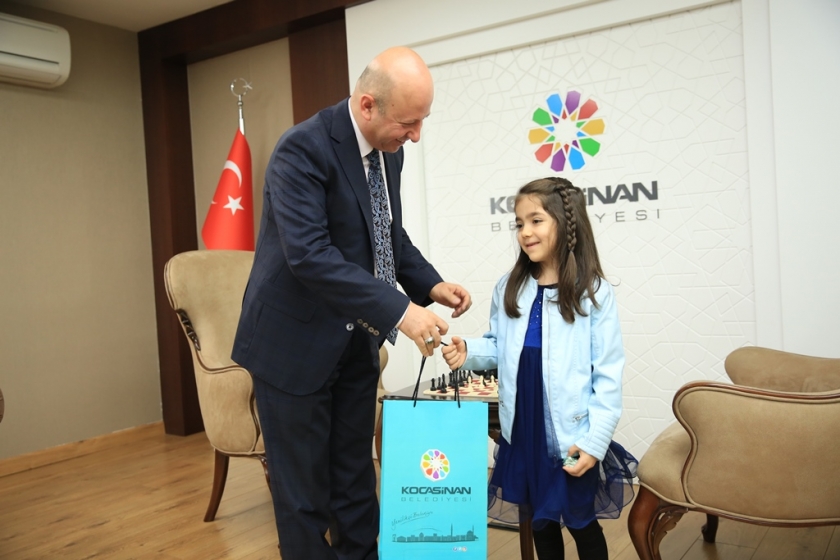 BAŞKAN ÇOLAKBAYRAKDAR, MİNİK SPORCUYLA SATRANÇ OYNADI