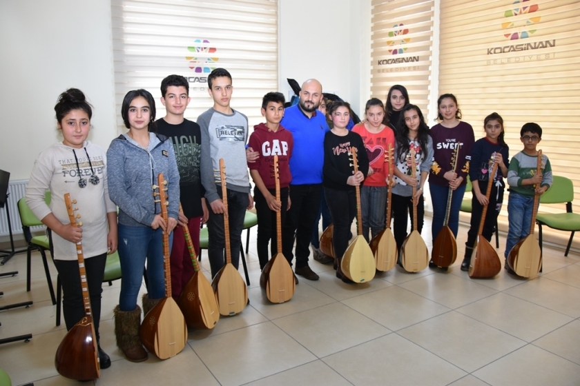 KOCASİNAN’IN BAĞLAMA KURSUNA YOĞUN İLGİ