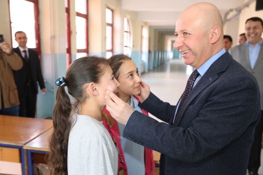 KOCASİNAN BELEDİYESİ, OKULLARDA STANDARTI YÜKSELTİYOR