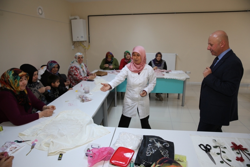 BAŞKAN ÇOLAKBAYRAKDAR, KURSİYERLERİN ÇALIŞMALARINI İNCELEDİ