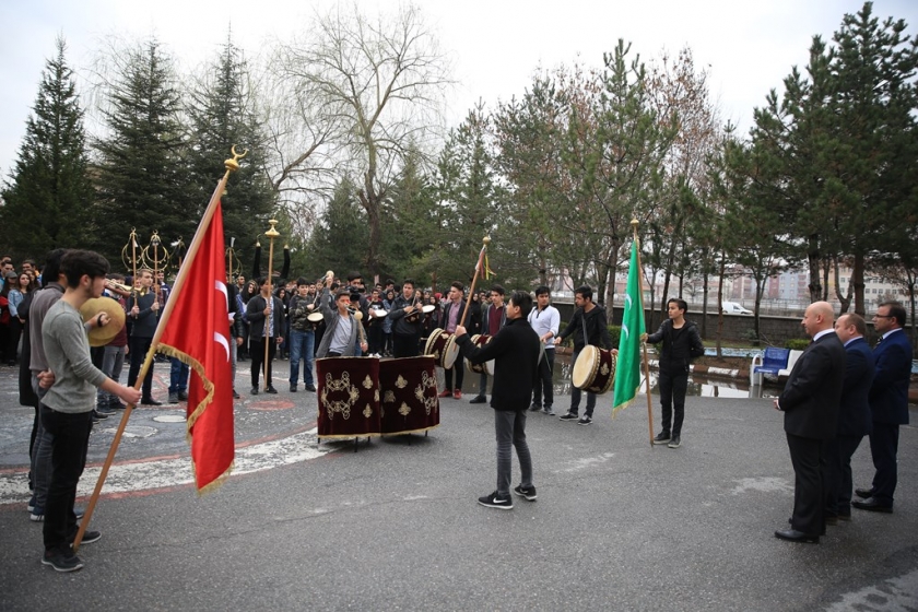 OKUL ZİYARETİNDE BAŞKAN ÇOLAKBAYRAKDAR’A MEHTERANLI KARŞILAMA