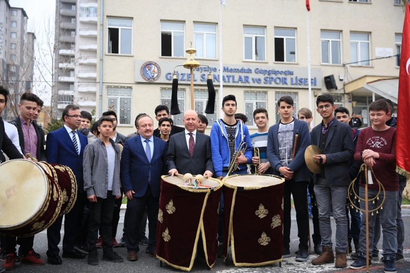 OKUL ZİYARETİNDE BAŞKAN ÇOLAKBAYRAKDAR’A MEHTERANLI KARŞILAMA