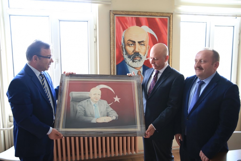 OKUL ZİYARETİNDE BAŞKAN ÇOLAKBAYRAKDAR’A MEHTERANLI KARŞILAMA