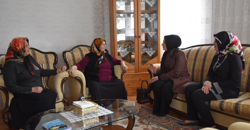 FATMA ÇOLAKBAYRAKDAR OKUMA YAZMA ÖĞRENEN KURSİYERLERİ ZİYARET ETTİ