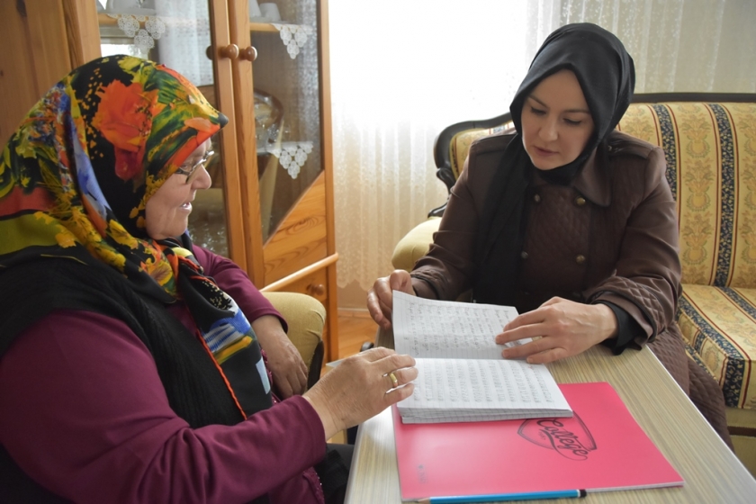 FATMA ÇOLAKBAYRAKDAR OKUMA YAZMA ÖĞRENEN KURSİYERLERİ ZİYARET ETTİ
