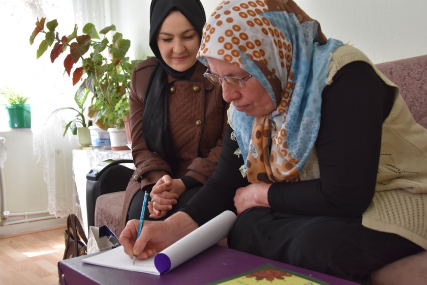 FATMA ÇOLAKBAYRAKDAR OKUMA YAZMA ÖĞRENEN KURSİYERLERİ ZİYARET ETTİ