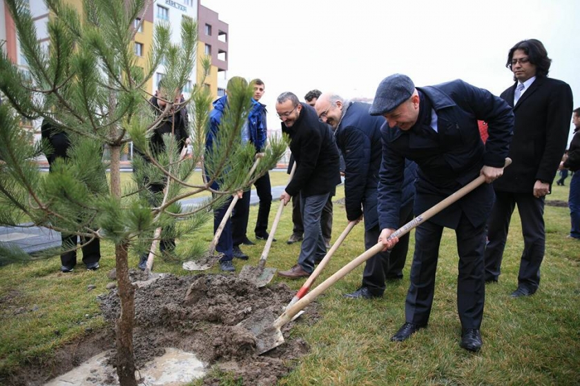BAŞKAN ÇOLAKBAYRAKDAR, TIP BAYRAMINI FİDANLARLA TAÇLANDIRDI